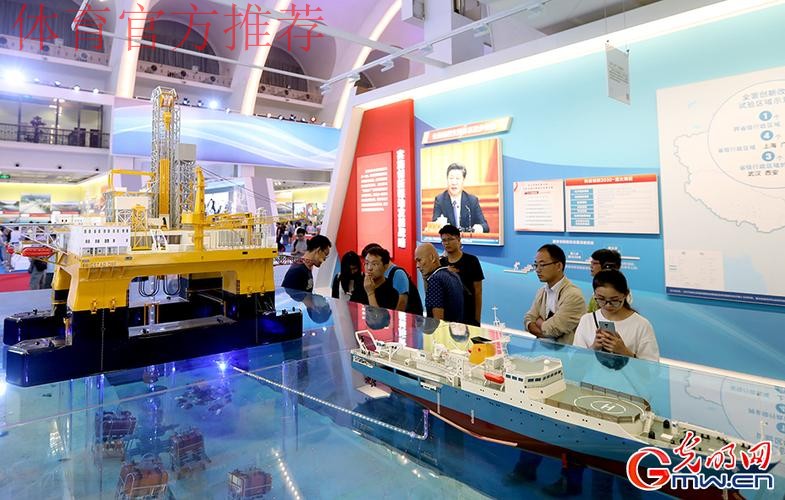 中国足协参观“砥砺奋进的五年”大型成就展